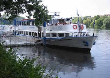 Photo d'un bateau sur la seine croisière en seine