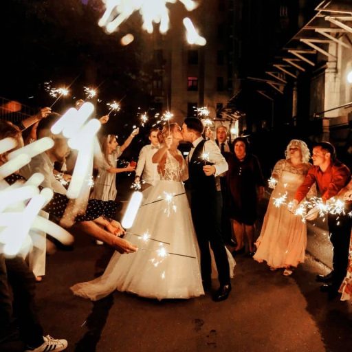 mariés qui s'embrassent lors d'une location de bateau pour mariage sur la Seine